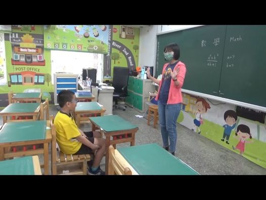 五權國小雙語新生活～by憶旻& 三甲陳昶廷 林玉米Bilingual Life